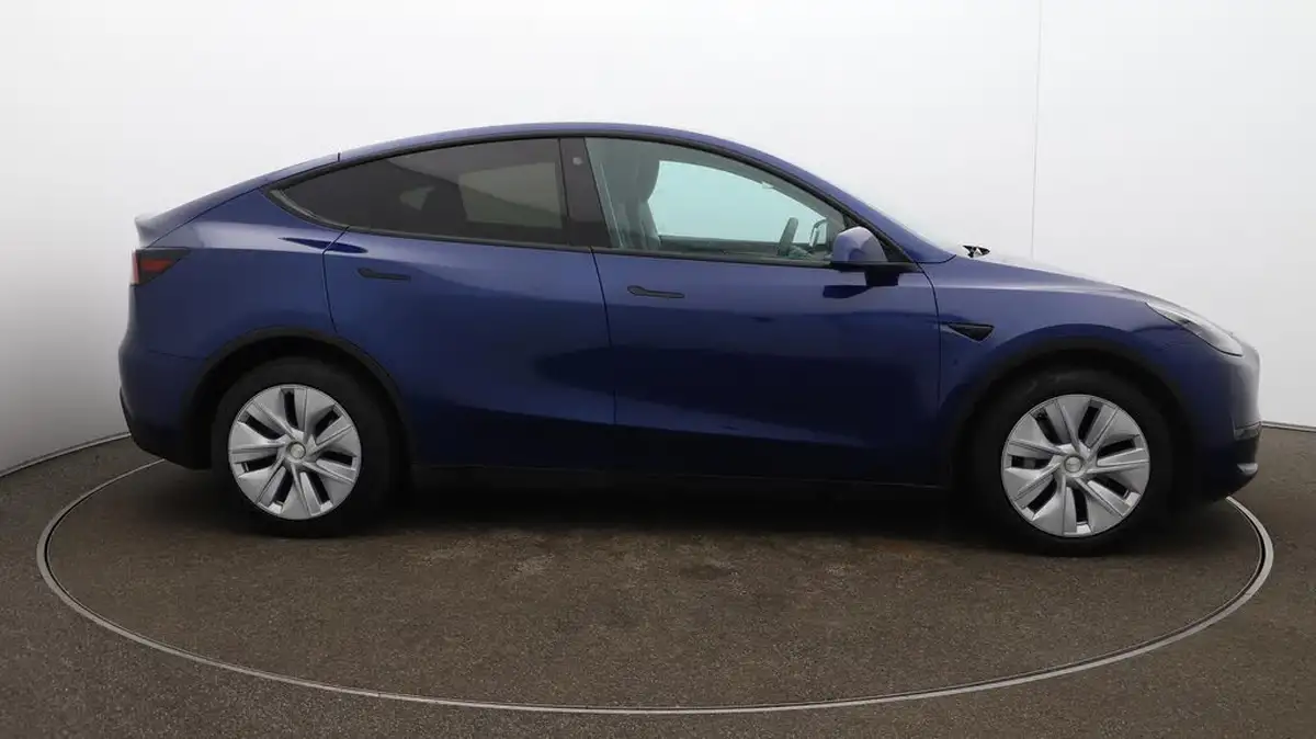 2022-tesla-model-y-e-long-range-big-49