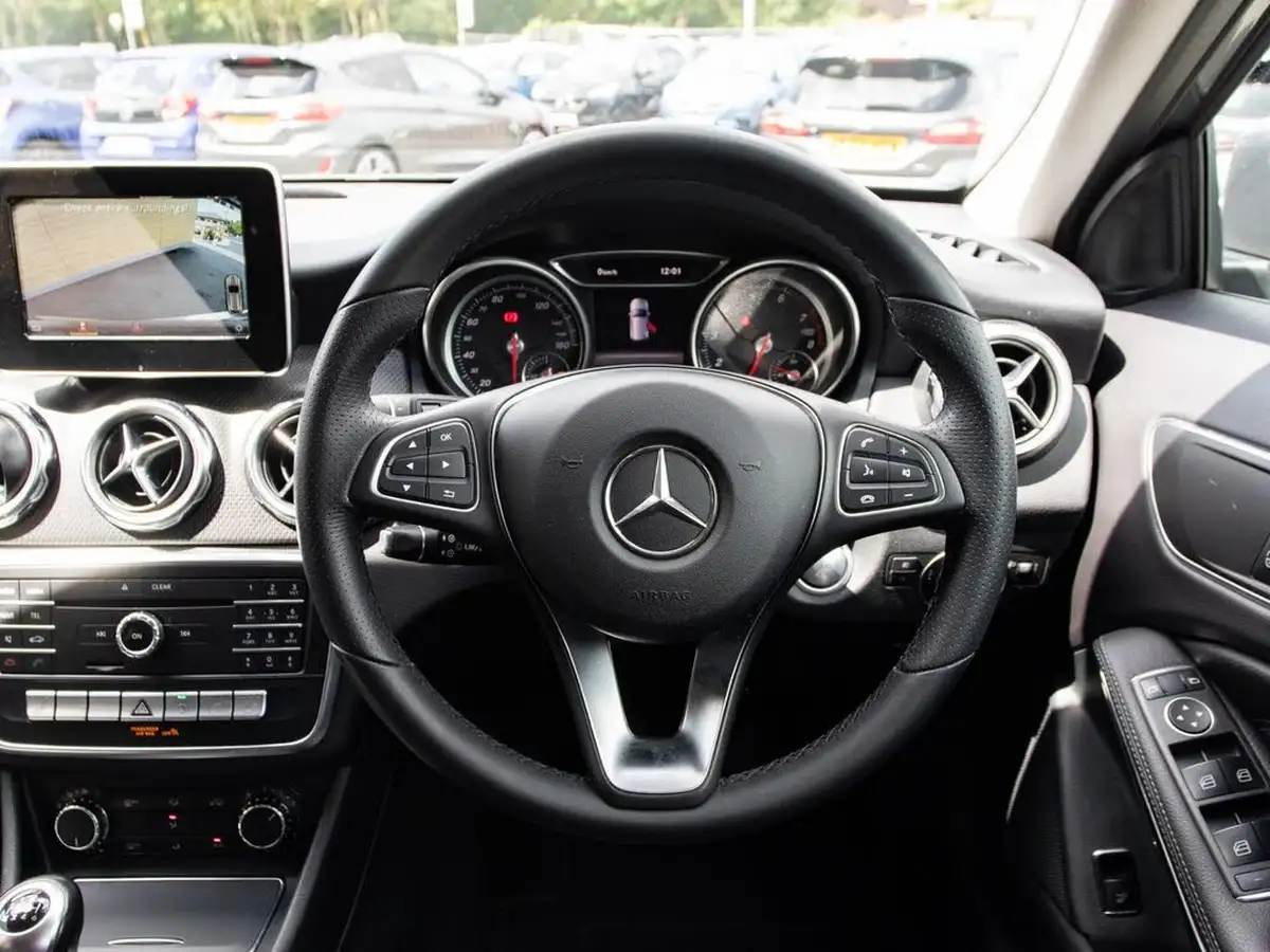 2017-mercedes-benz-gla-class-16-gla-200-se-executive-big-19