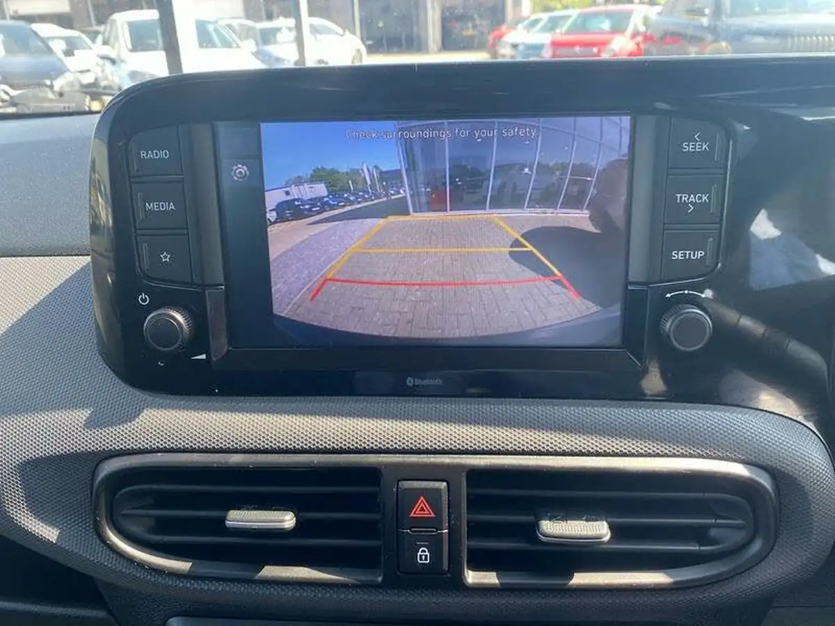 2022-hyundai-i10-12-se-connect-big-18