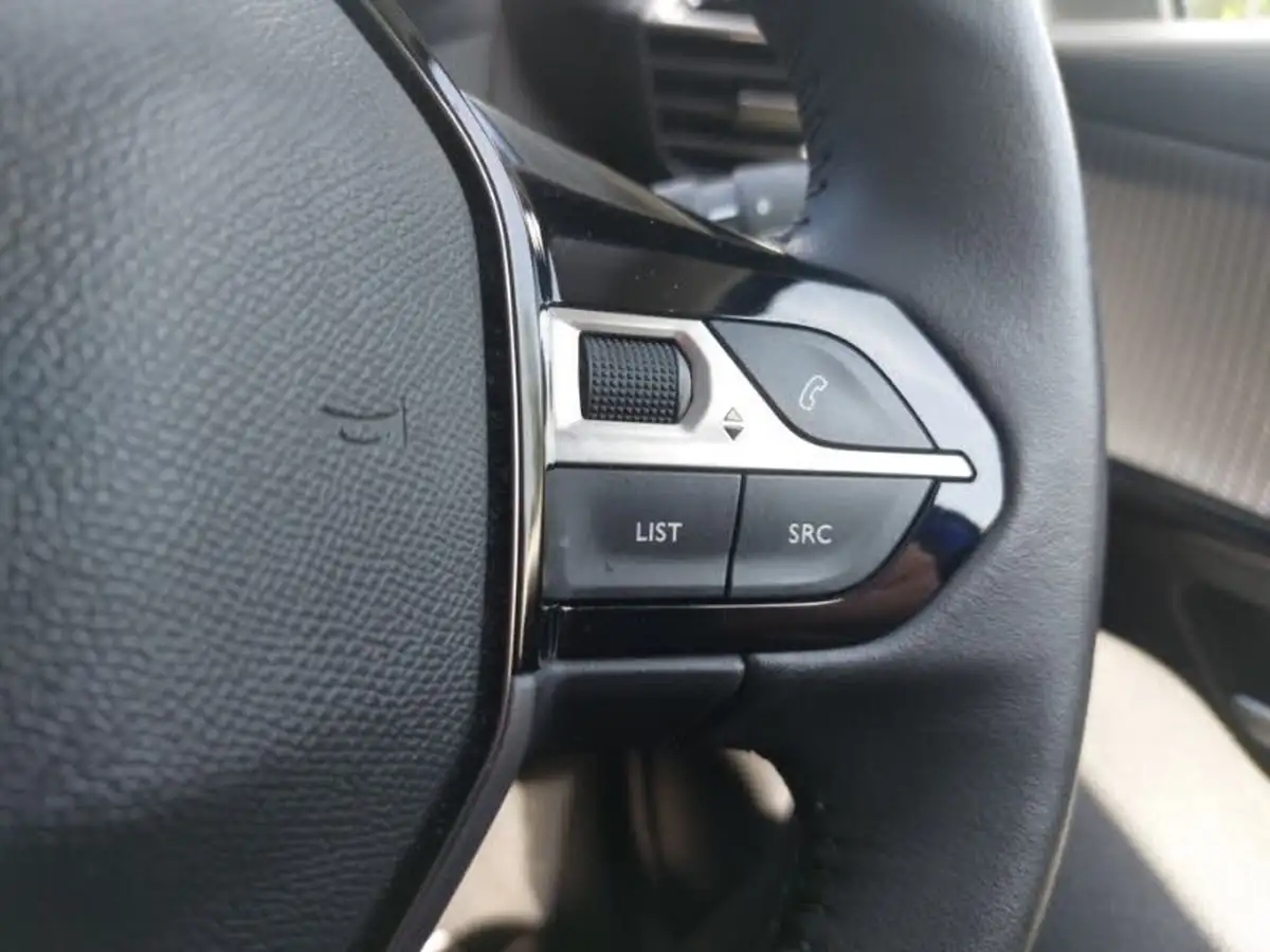 2023-peugeot-208-12-puretech-allure-premium-100ps-big-13