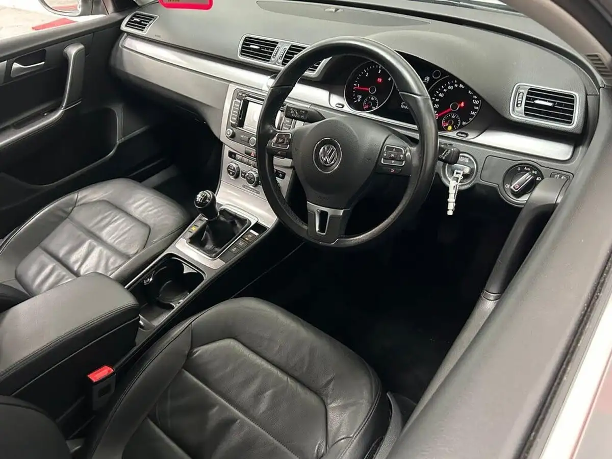 2014-volkswagen-passat-20tdi-executive-140ps-ss-estate-5d-big-13