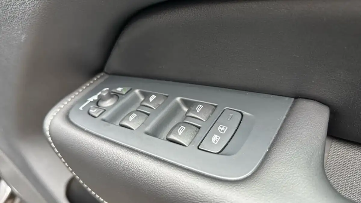 2024-volvo-xc60-20-b5-ultimate-big-22