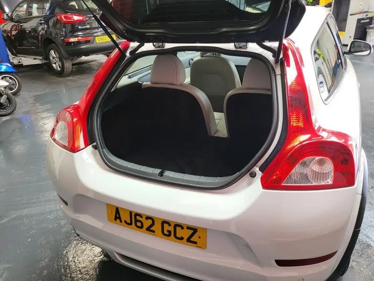 2012-volvo-c30-16d-d2-se-lux-big-18