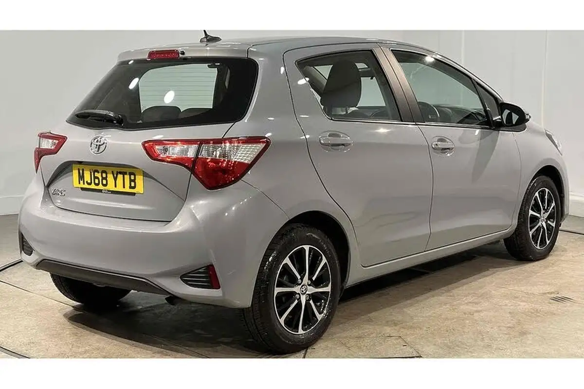 2018-toyota-yaris-15-vvt-i-icon-tech-111bhp-1496cc-cvt-big-7