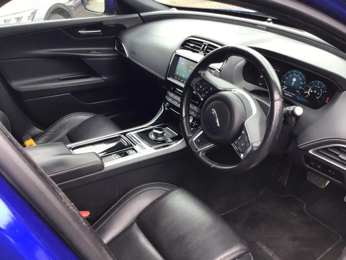 2019-jaguar-xe-30i-v6-sc-s-big-24