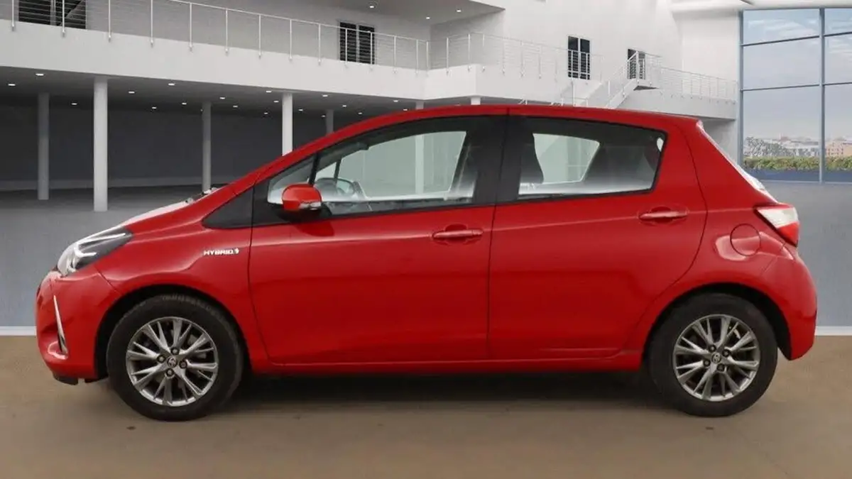 2017-toyota-yaris-15-vvt-i-icon-tech-98bhp-hybrid-1497cc-e-cvt-big-11