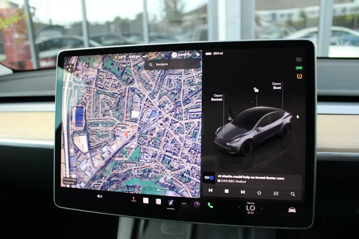 2022-tesla-model-y-e-long-range-big-17