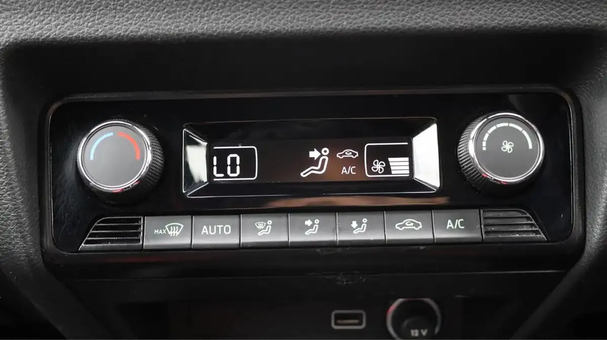2019-skoda-fabia-10-tsi-monte-carlo-95ps-estate-big-12