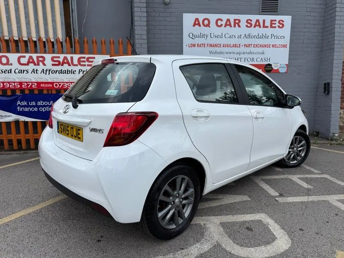 2015-toyota-yaris-10-icon-5d-big-6