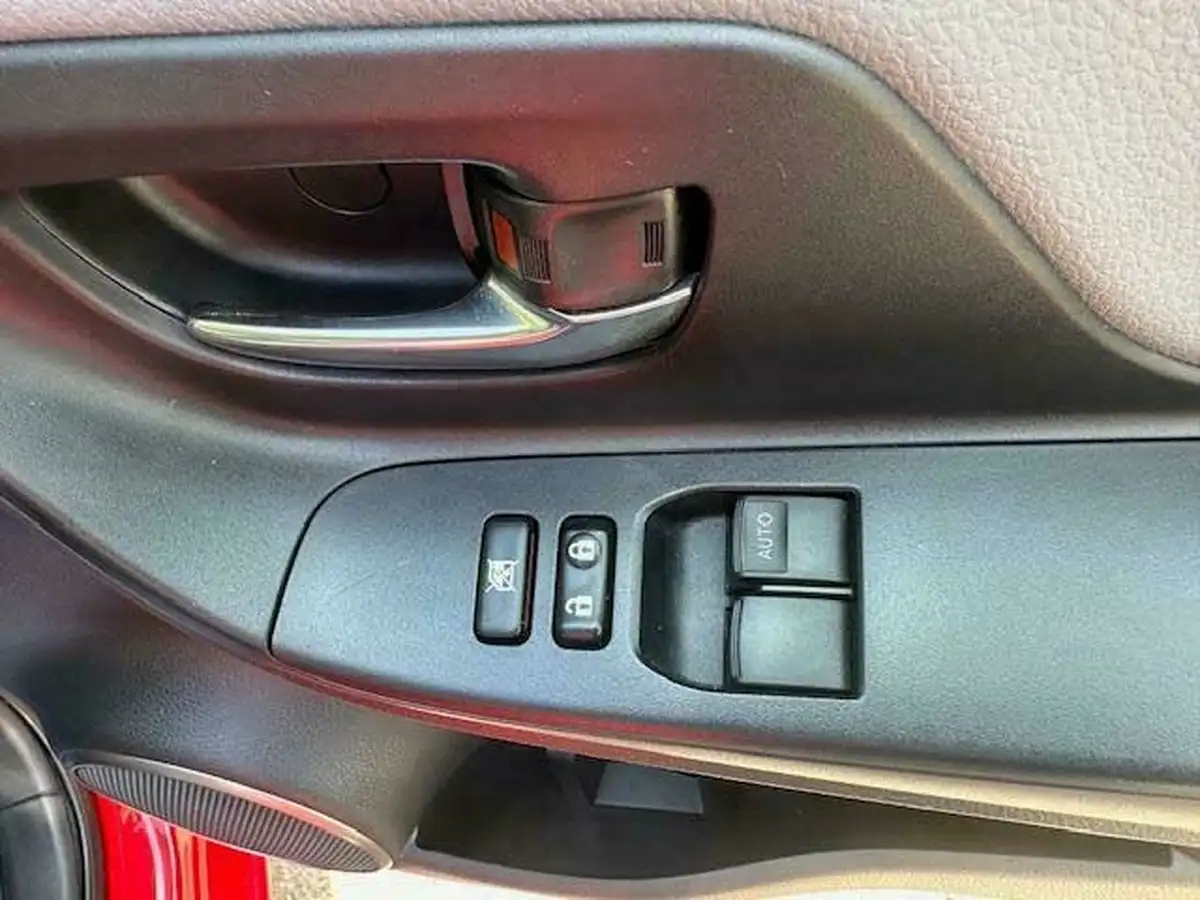 2015-toyota-yaris-10-icon-5d-big-14