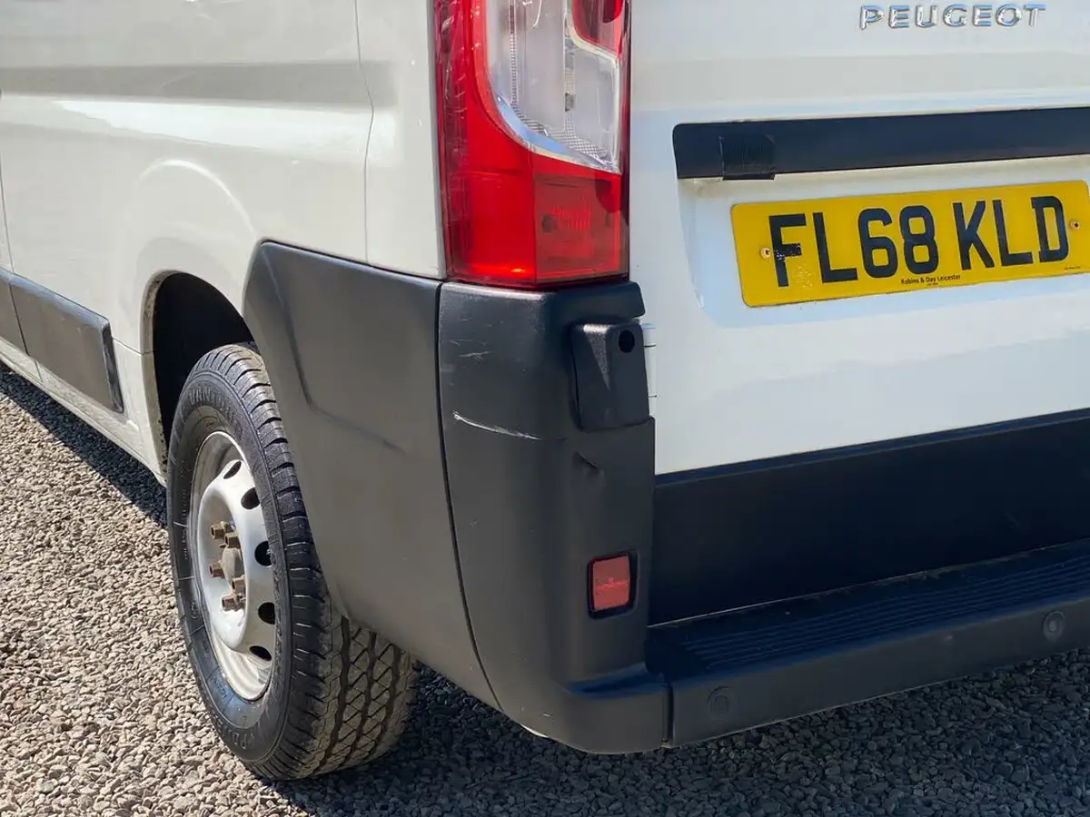 2018-peugeot-boxer-20-bluehdi-professional-335-l3-h2-big-23