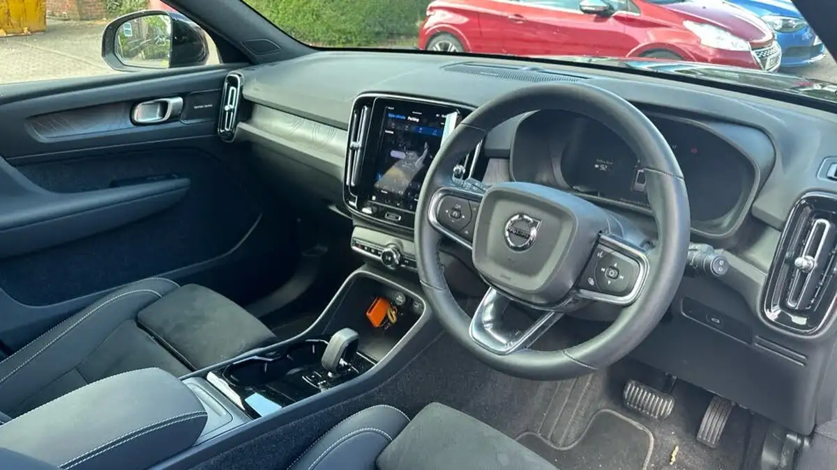 2025-volvo-ex40-e-ultra-black-edition-big-3