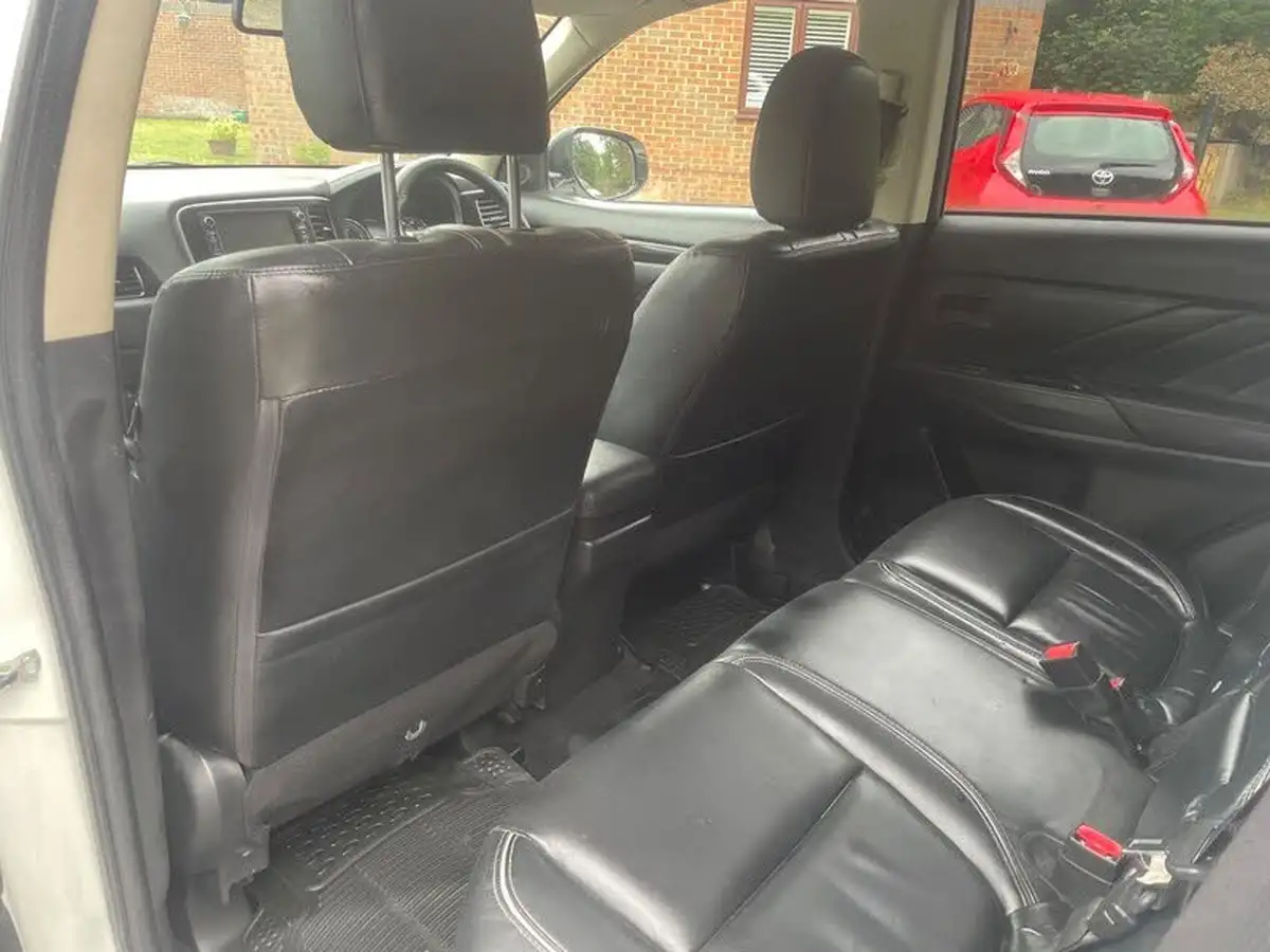 2015-mitsubishi-outlander-20-gx4h-phev-big-28