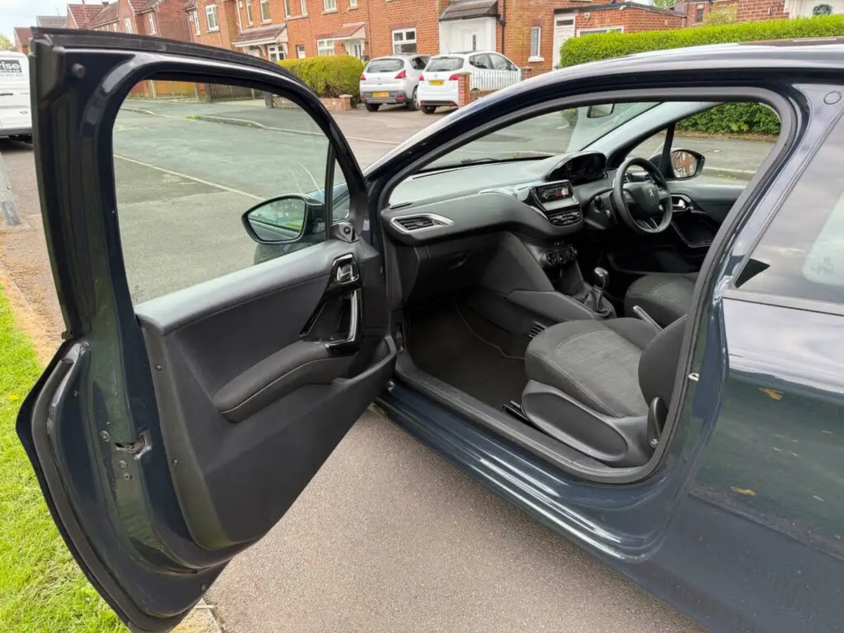 2015-peugeot-208-10-access-puretech-3d-big-24
