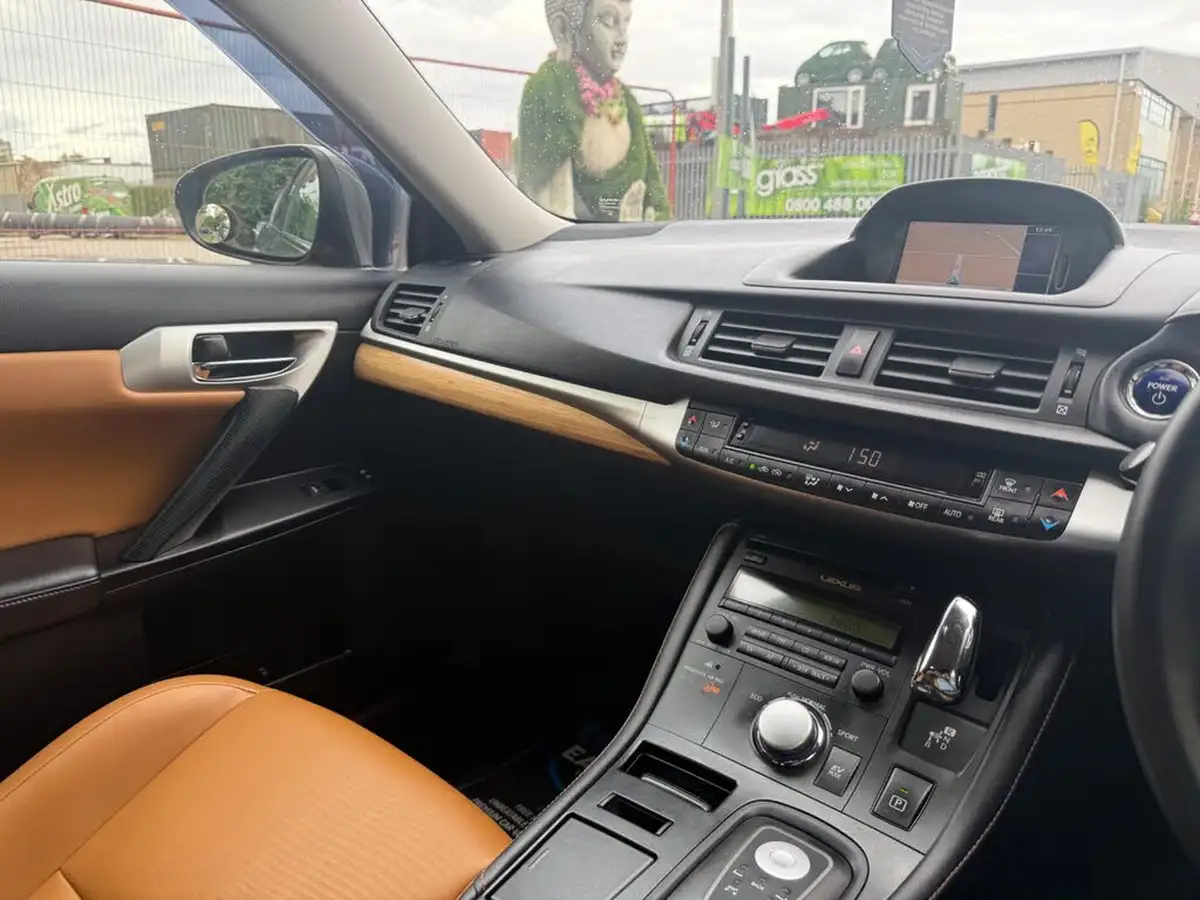2013-lexus-ct-200h-18-advance-big-44