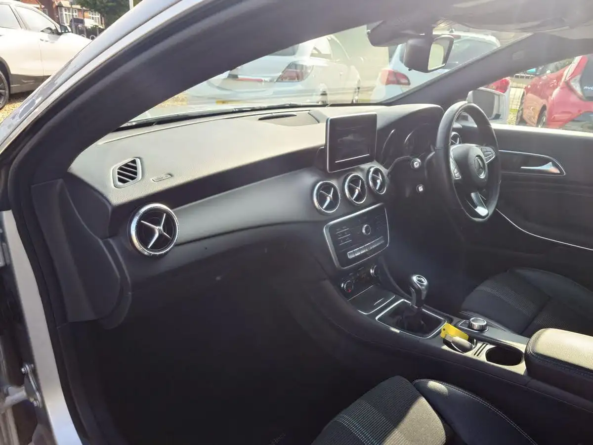 2017-mercedes-benz-cla-21d-cla-200-sport-coupe-4d-big-15