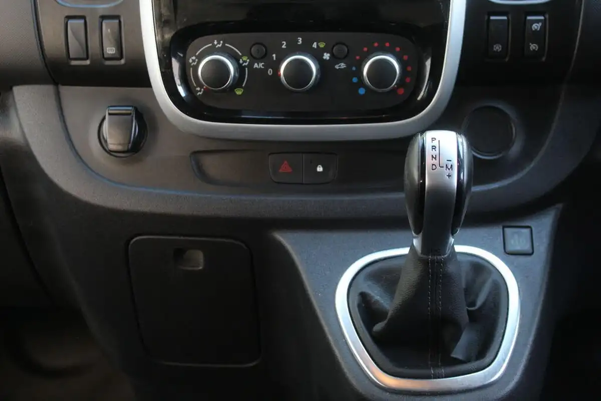 2020-renault-trafic-passenger-20dci-ll30-170-sport-nav-big-26