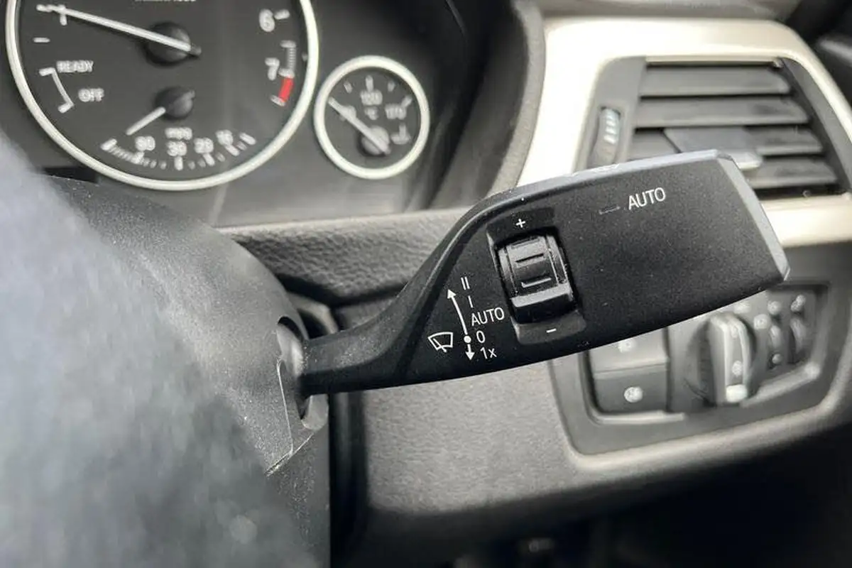 2018-bmw-3-series-15-318i-se-saloon-4d-big-14