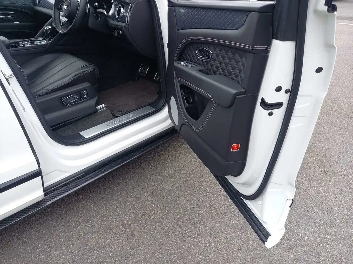 2019-bentley-bentayga-40-v8-big-36