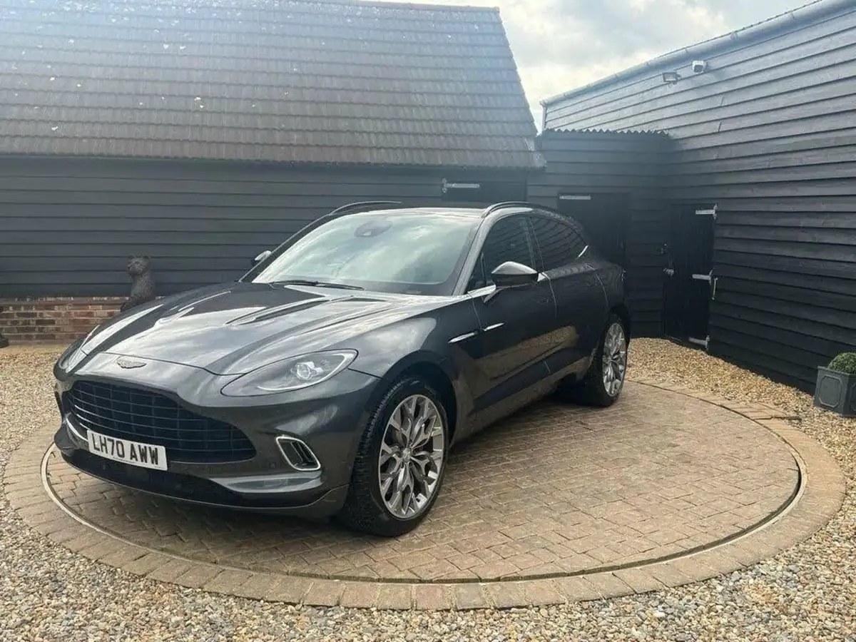 2020-aston-martin-dbx-40-v8-big-40
