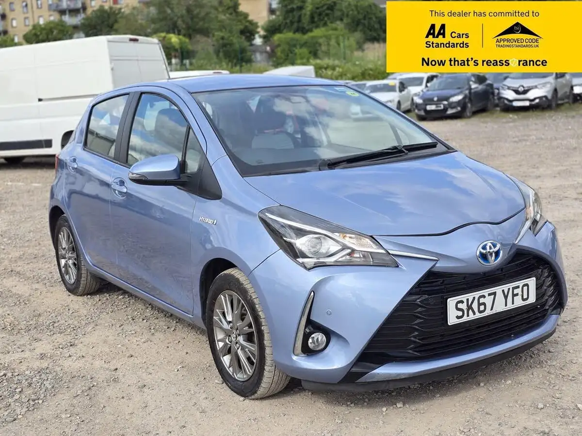 2017-toyota-yaris-15-vvt-i-icon-tech-98bhp-hybrid-1497cc-e-cvt-big-0