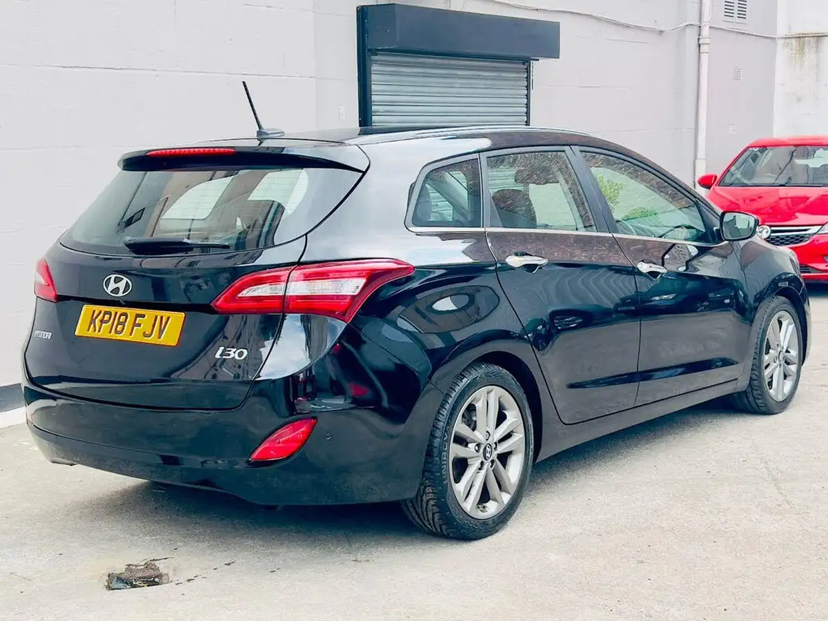 2017-hyundai-i30-16crdi-premium-136ps-blue-drive-tourer-big-3