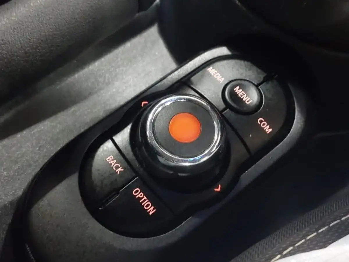 2019-mini-cooper-15-cooper-classic-hatchback-3d-big-16