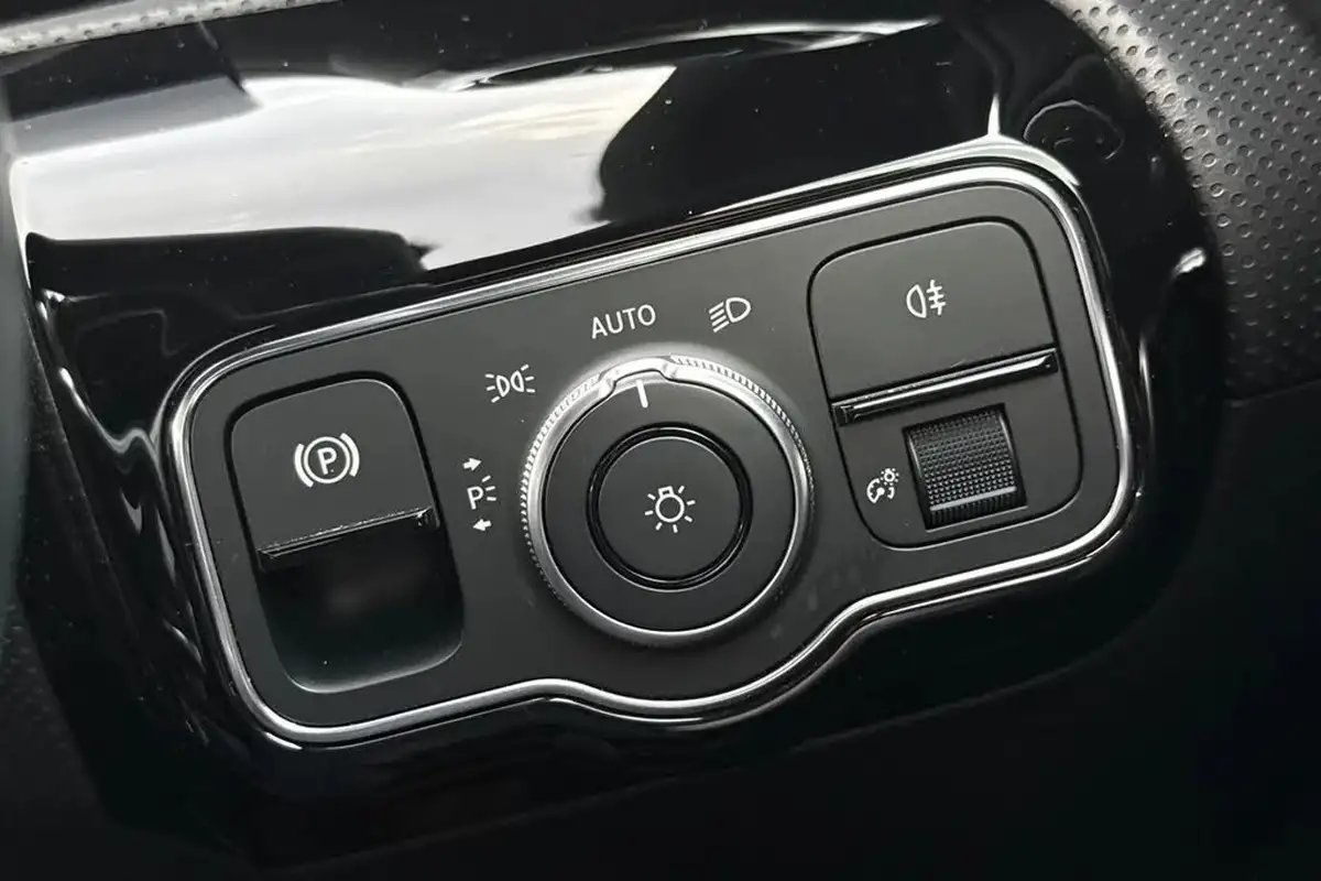2021-mercedes-benz-a-class-20d-a220d-amg-line-hatchback-5d-big-38