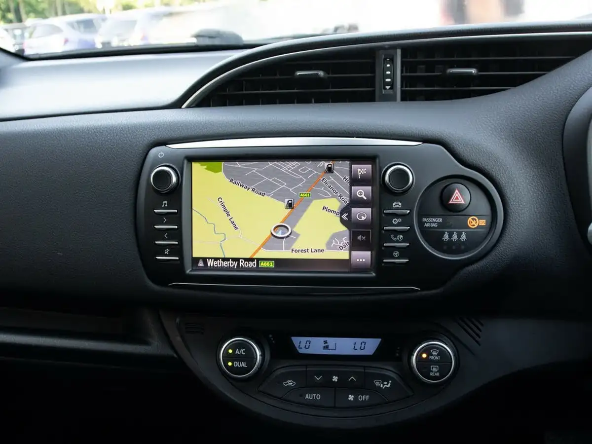 2018-toyota-yaris-15-vvt-i-grey-bi-tone-hybrid-big-26