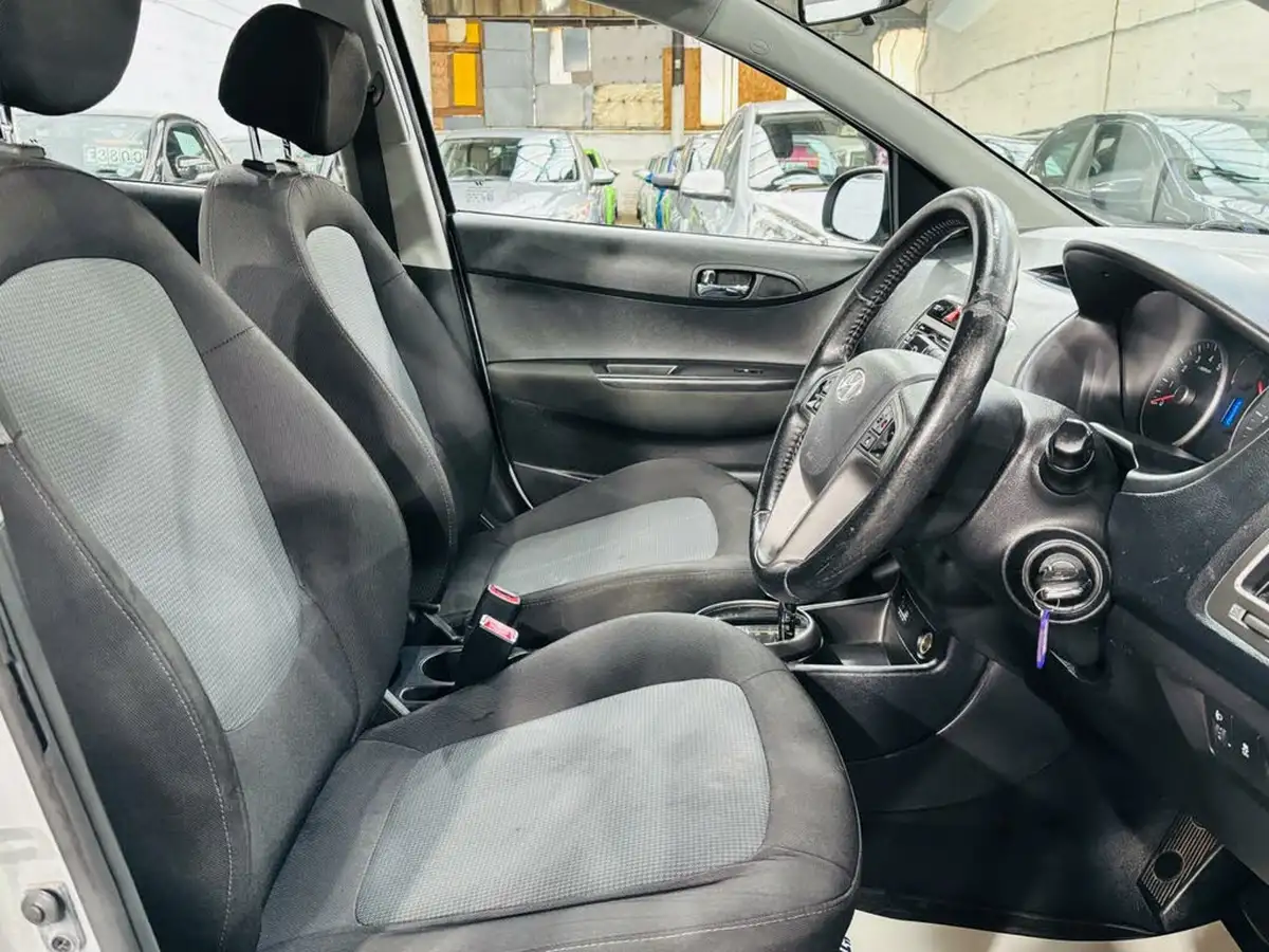 2014-hyundai-i20-14-active-100ps-auto-big-21