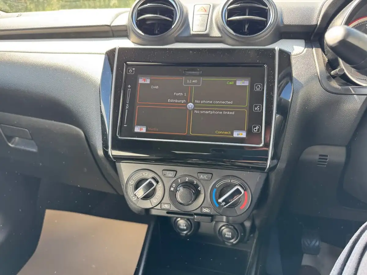 2019-suzuki-swift-12-dualjet-attitude-big-19