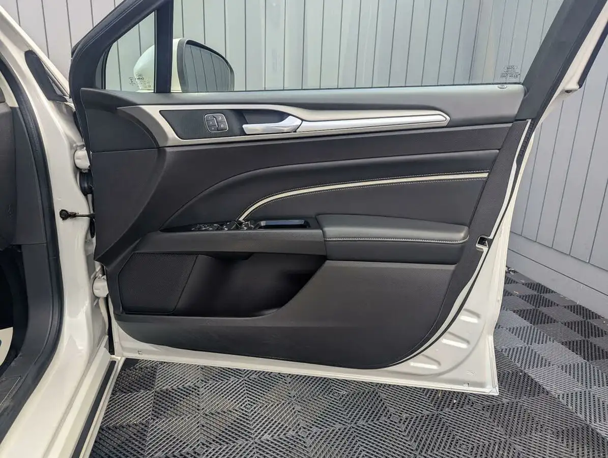 2017-ford-mondeo-20t-vignale-estate-5d-big-33