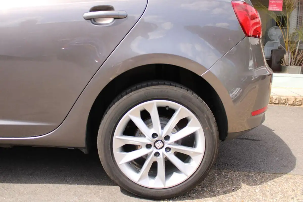 2015-seat-ibiza-14-toca-hatchback-5d-big-16