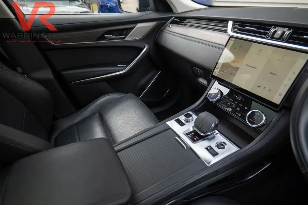 2021-jaguar-f-pace-20-d200-s-mhev-big-23