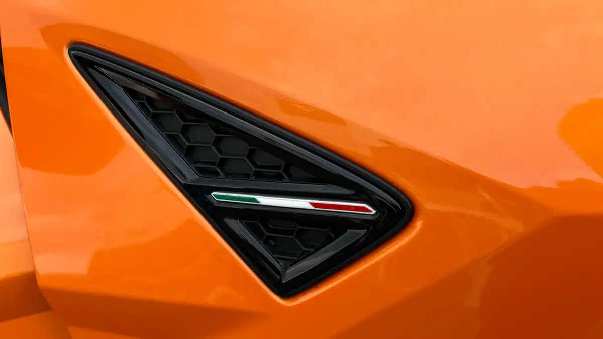 2023-lamborghini-urus-40-no-trim-big-9