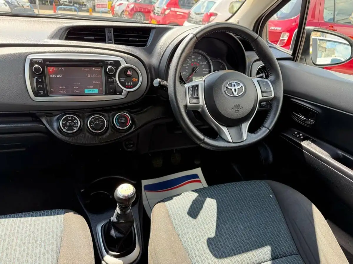 2012-toyota-yaris-133-tr-vvt-i-5d-big-25