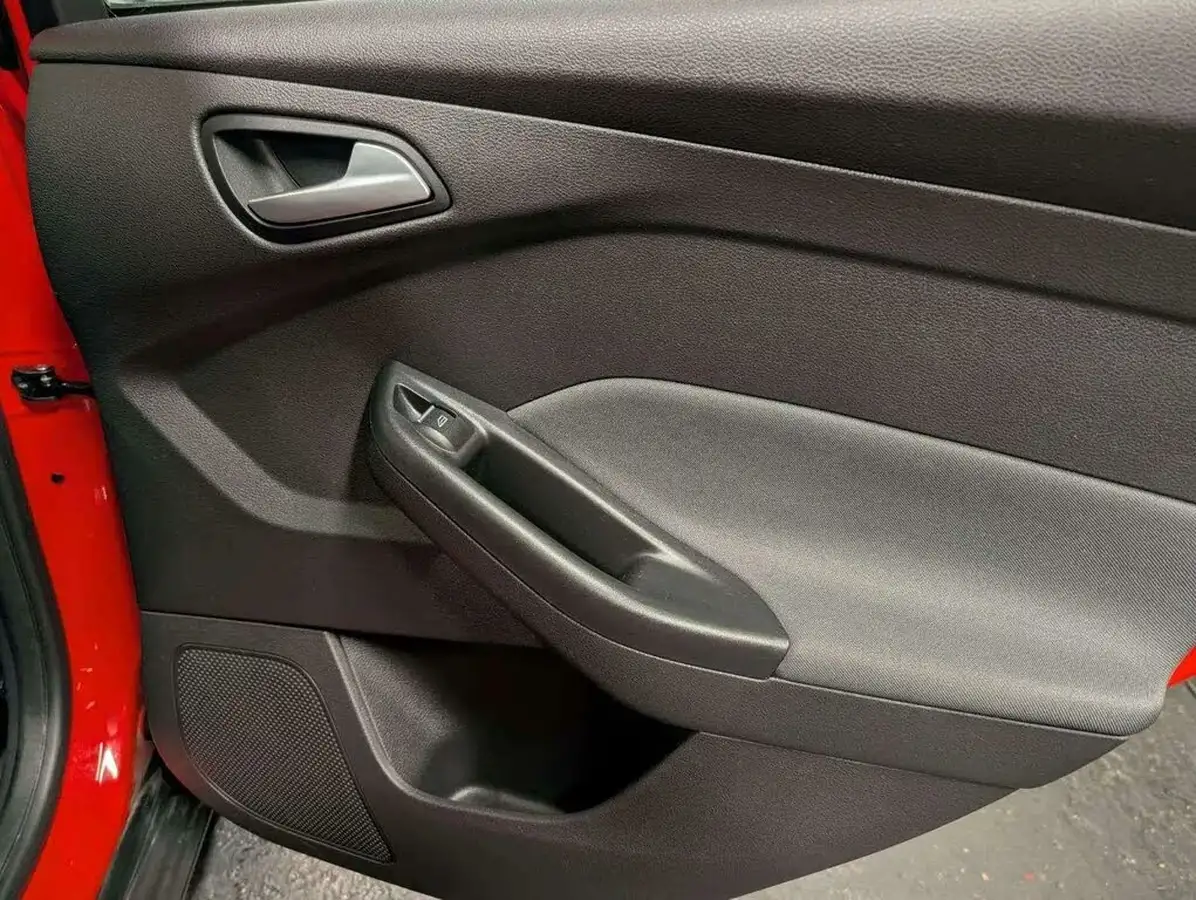 2015-ford-focus-10-titanium-t-125ps-hatchback-big-44