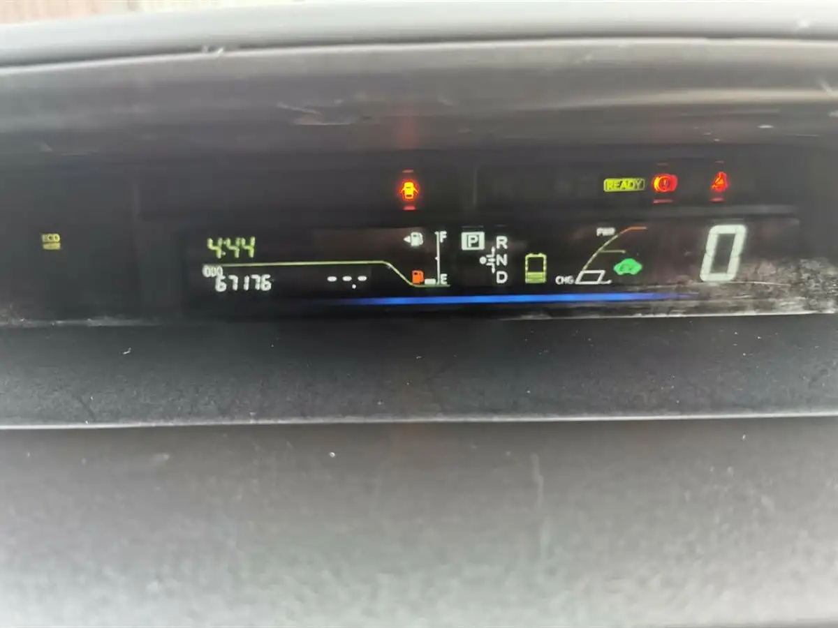 2013-toyota-prius-big-33