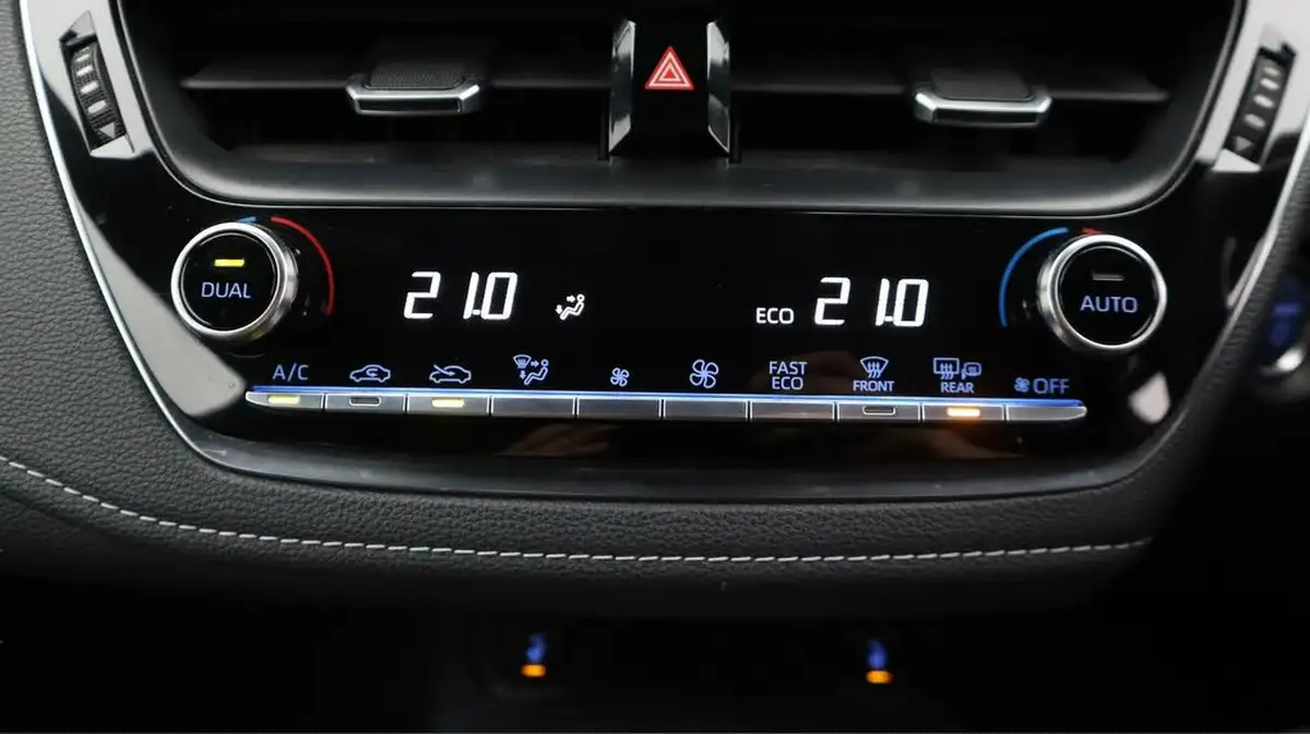 2022-toyota-corolla-18-vvt-i-design-120bhp-trk-hatchback-5d-big-12