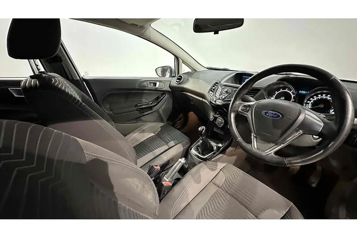 2014-ford-fiesta-125-zetec-5d-big-22
