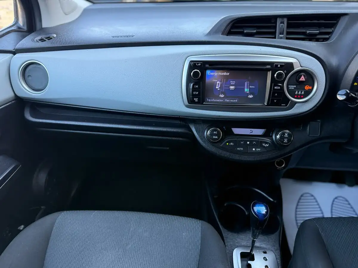 2013-toyota-yaris-15-vvt-i-t4-big-36