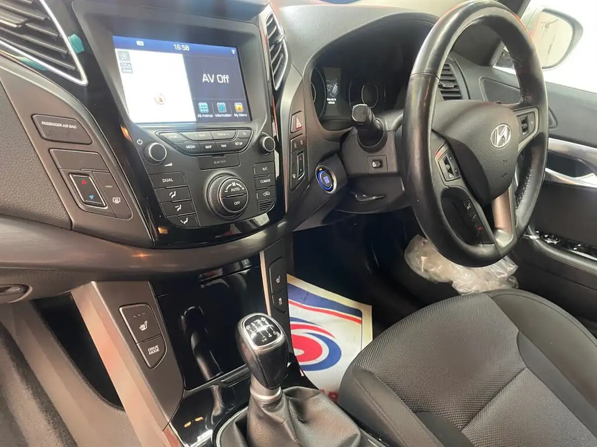 2019-hyundai-i40-16crdi-se-nav-115ps-tourer-5d-big-16