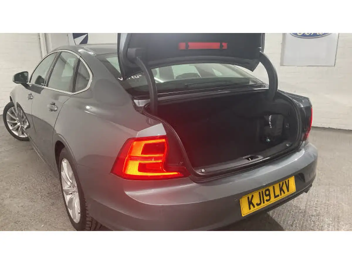 2019-volvo-s90-20-t4-momentum-big-37
