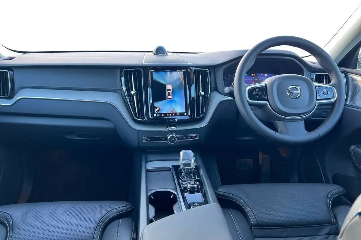 2024-volvo-xc60-20-b5-ultra-dark-big-5