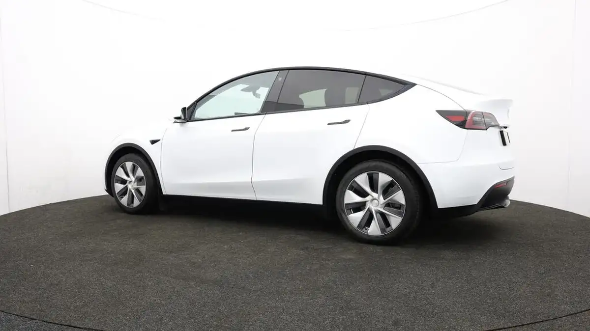 2023-tesla-model-y-e-rwd-big-75