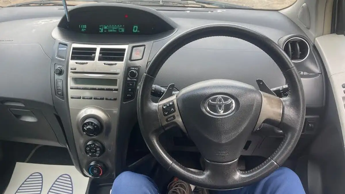 2009-toyota-yaris-133-tr-5d-mmt-big-11