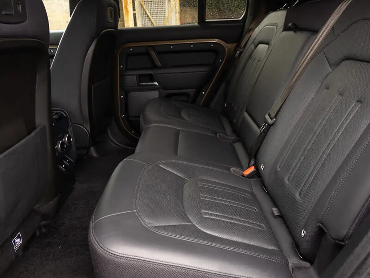 2020-land-rover-110-defender-30-p400-x-110-big-5
