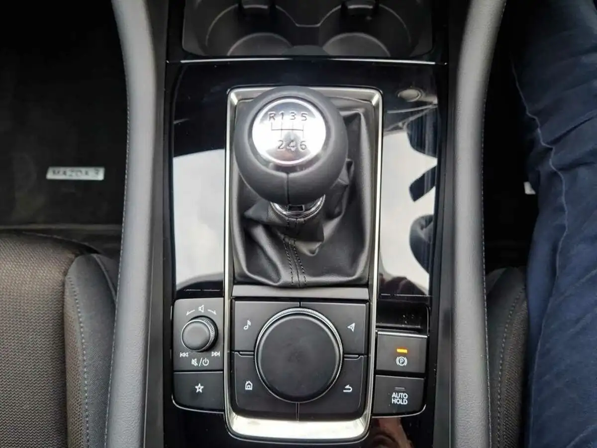 2025-mazda-mazda3-25-e-skyactiv-g-exclusive-line-big-12