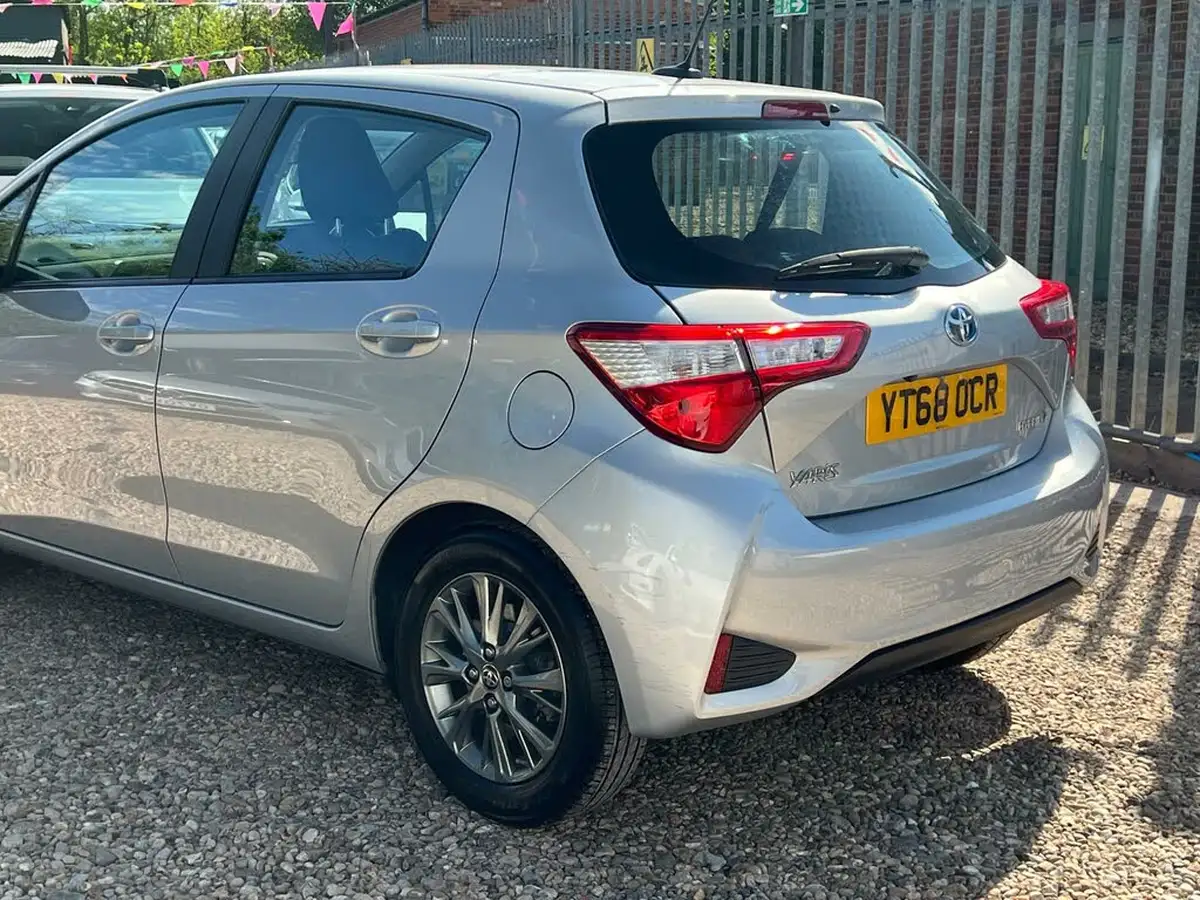 2018-toyota-yaris-15-vvt-i-icon-hybrid-big-7