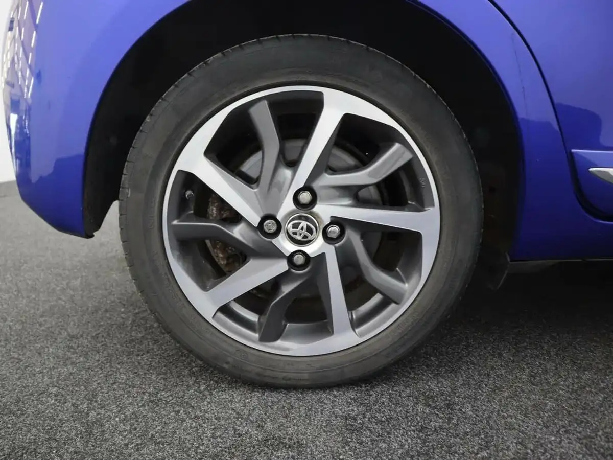 2018-toyota-yaris-15-vvt-i-excel-hybrid-15in-alloys-big-5